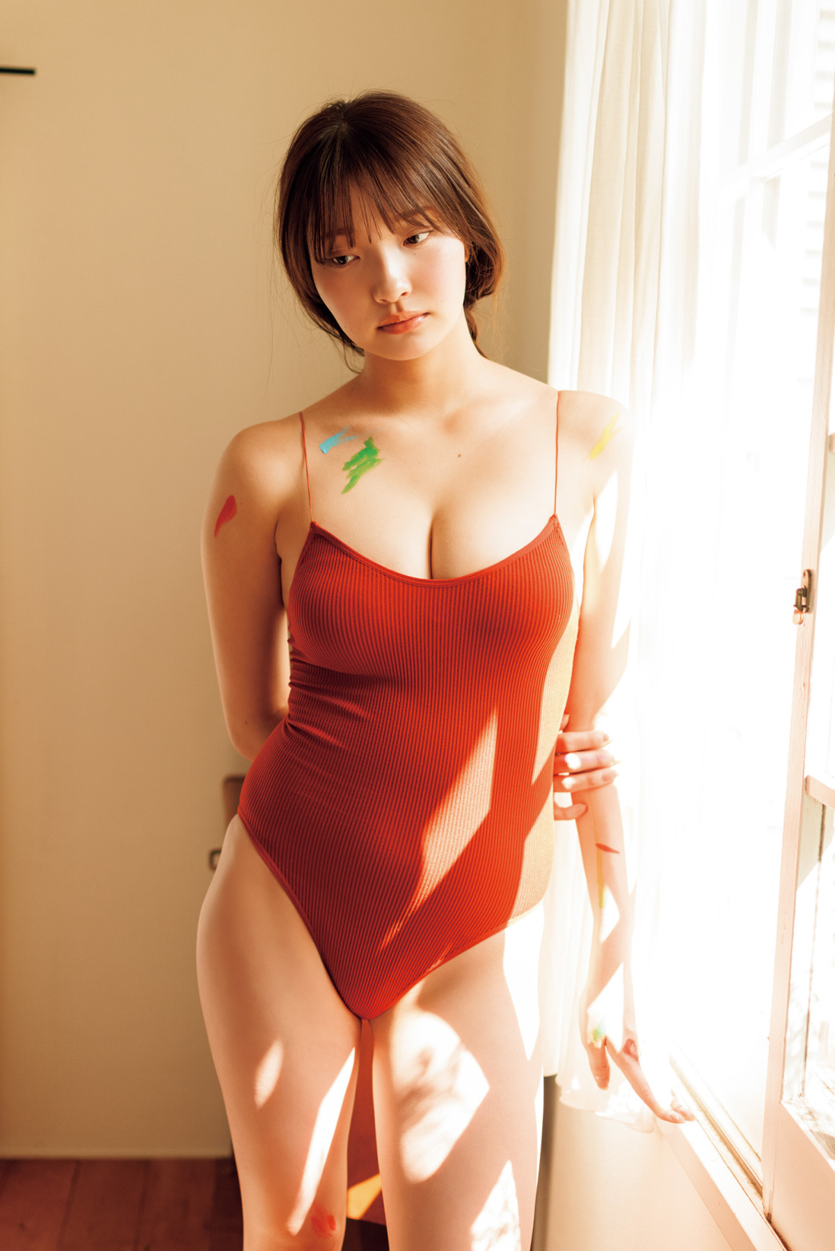 AKB48卒業→グラビア転身で大活躍の美女、キュートなドレス姿からキワどいチューブトップまで