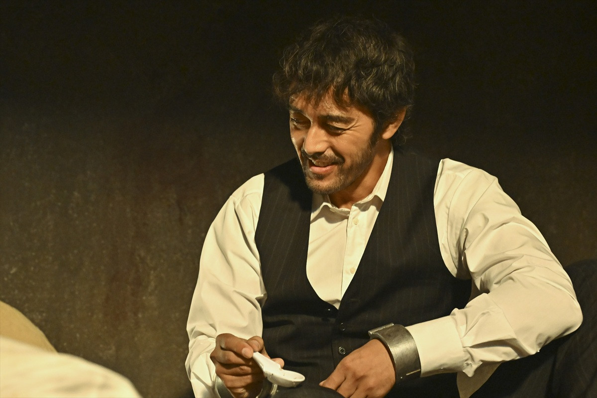 『VIVANT』“野崎”阿部寛＆ドラム再会にネット感動→野崎餓死!?のピンチに悲痛の声も「心配で寝れない」「大丈夫だよね？」