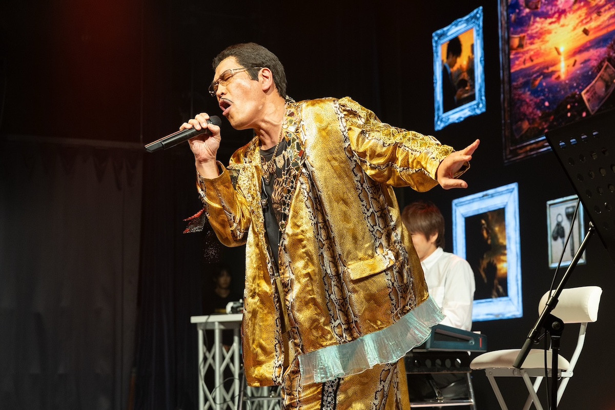 ピコ太郎「PPAP」10周年ライブに小林幸子＆木梨憲武ら豪華ゲスト集結！　アルバムリリースも発表