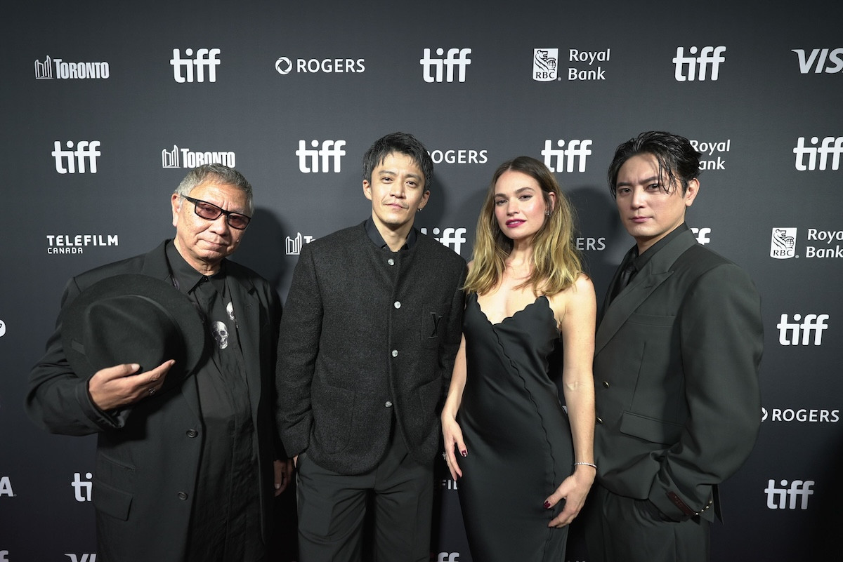 映画『バッド・ルーテナント：トウキョウ』トロント国際映画祭ワールドプレミアに登壇した（左から）三池崇史監督、小栗旬、リリー・ジェームズ、間宮祥太朗