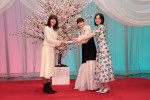 NHK連続テレビ小説『風、薫る』から『ブラッサム』へのバトンタッチセレモニーの様子（左から）石橋静河、見上愛、上坂樹里