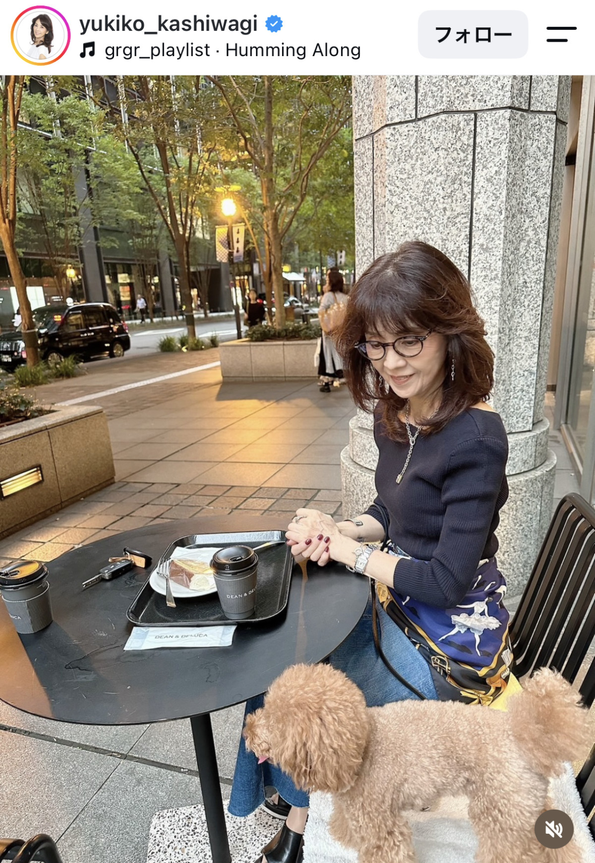 柏木由紀子78歳、デニムスカート×腰巻きスカーフの“大人コーデ”に反響「自然に似合う方って素敵」