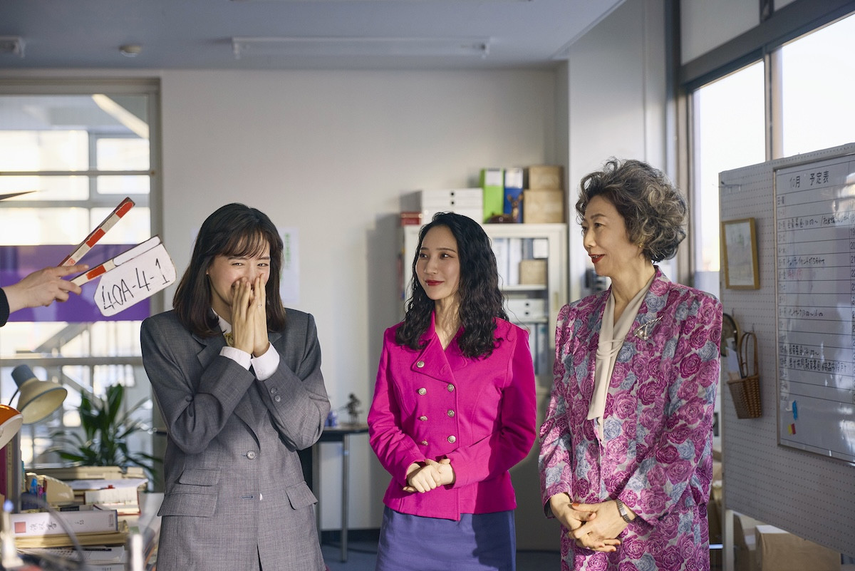 綾瀬はるか主演『ファーストボイス』本気の眼差しと笑顔捉えたメイキングカット一挙解禁
