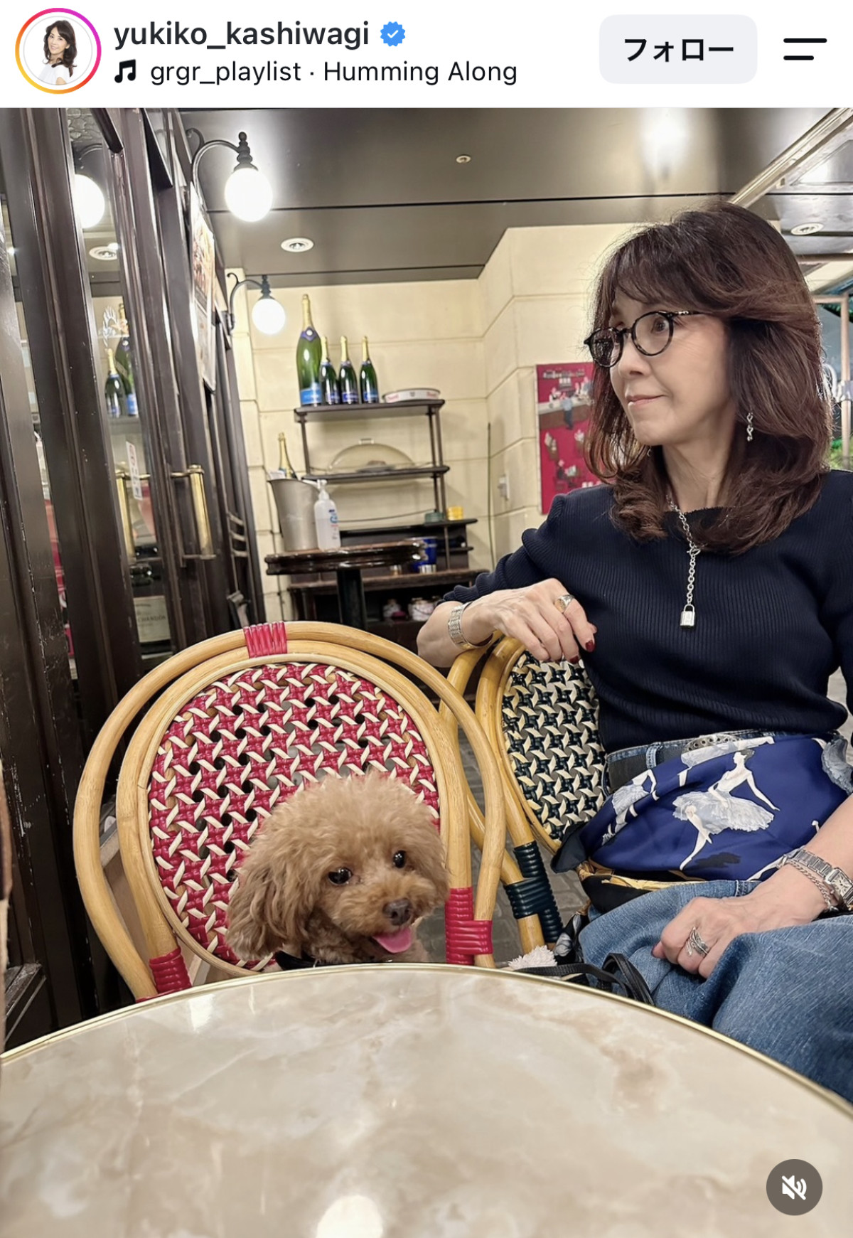 柏木由紀子78歳、デニムスカート×腰巻きスカーフの“大人コーデ”に反響「自然に似合う方って素敵」