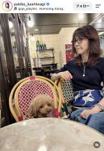 柏木由紀子“大人コーデ”のオフショットを披露　※「柏木由紀子」Instagram
