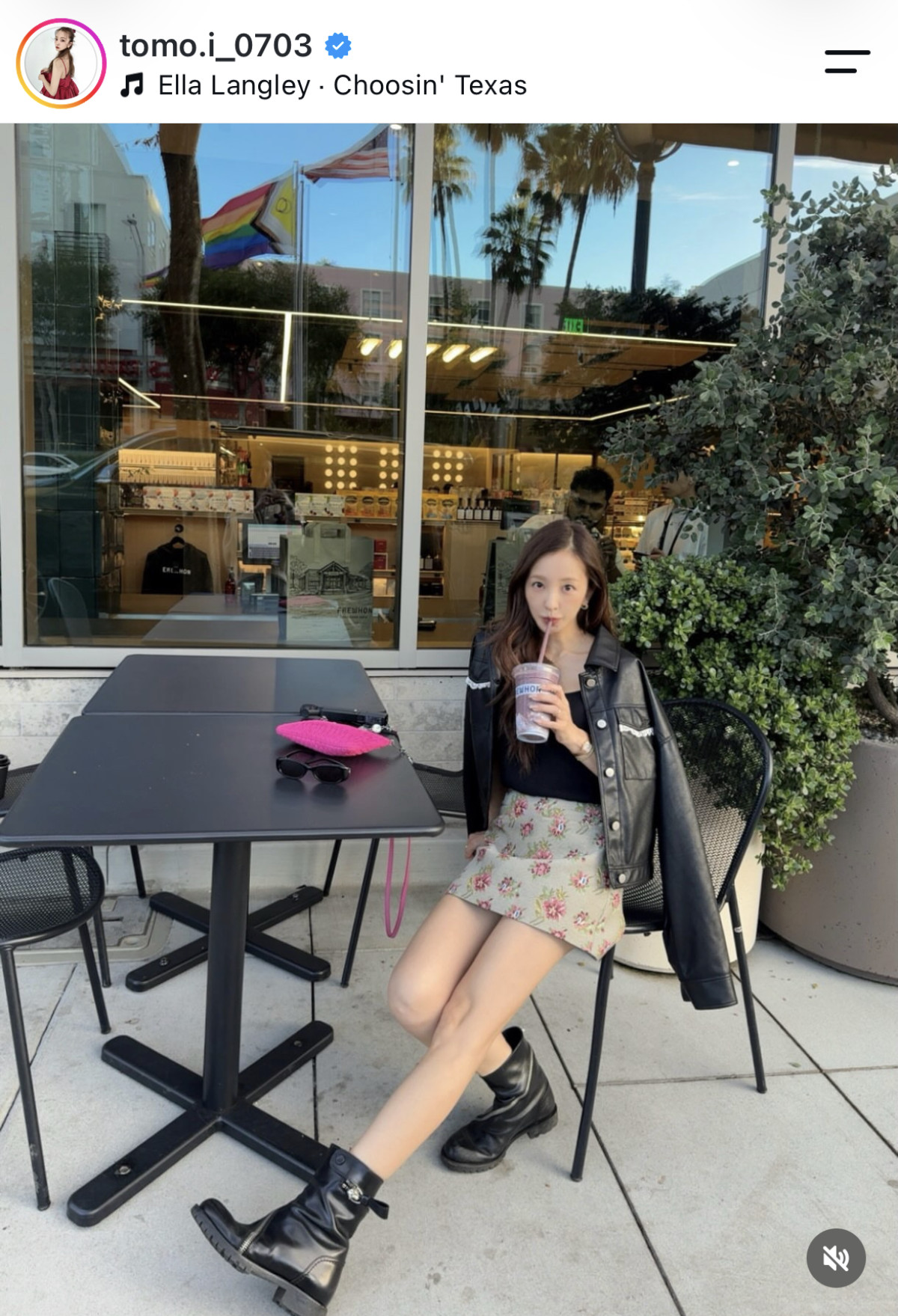 板野友美、花柄ミニから美脚すらり　レザージャケットを合わせた秋コーデに「可愛い」