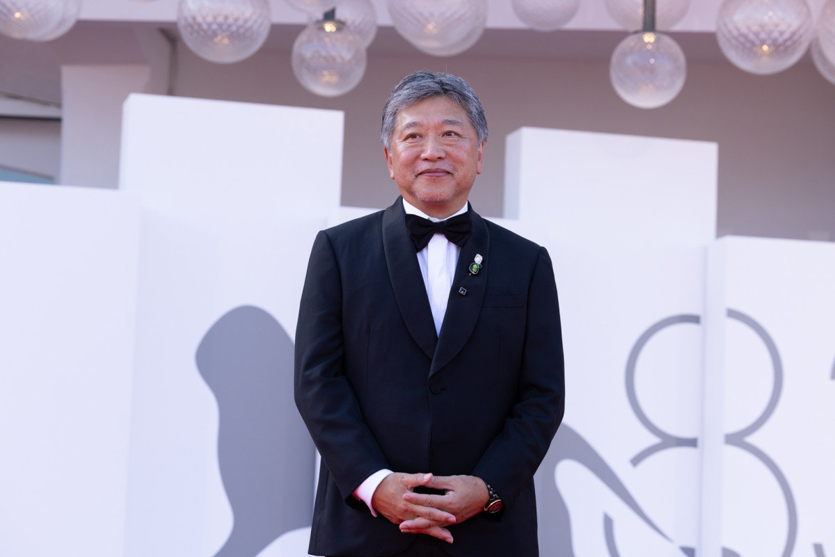 出口夏希＆蒔田彩珠、シックなドレス姿でヴェネチア国際映画祭レッドカーペットに登場