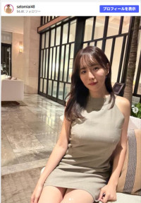 さとみあい、夏を名残惜しむようなミニスカワンピ姿　※「さとみあい」Instagram