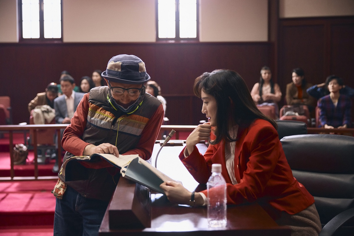 綾瀬はるか主演『ファーストボイス』本気の眼差しと笑顔捉えたメイキングカット一挙解禁