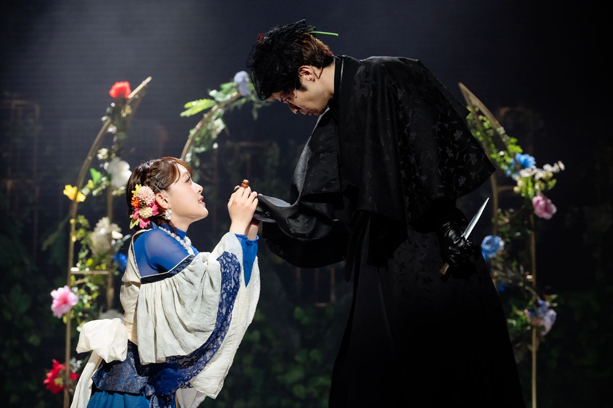 松崎史也、『Romeo and Juliet OC』開幕に「なんて幸せなことだろう」舞台写真到着
