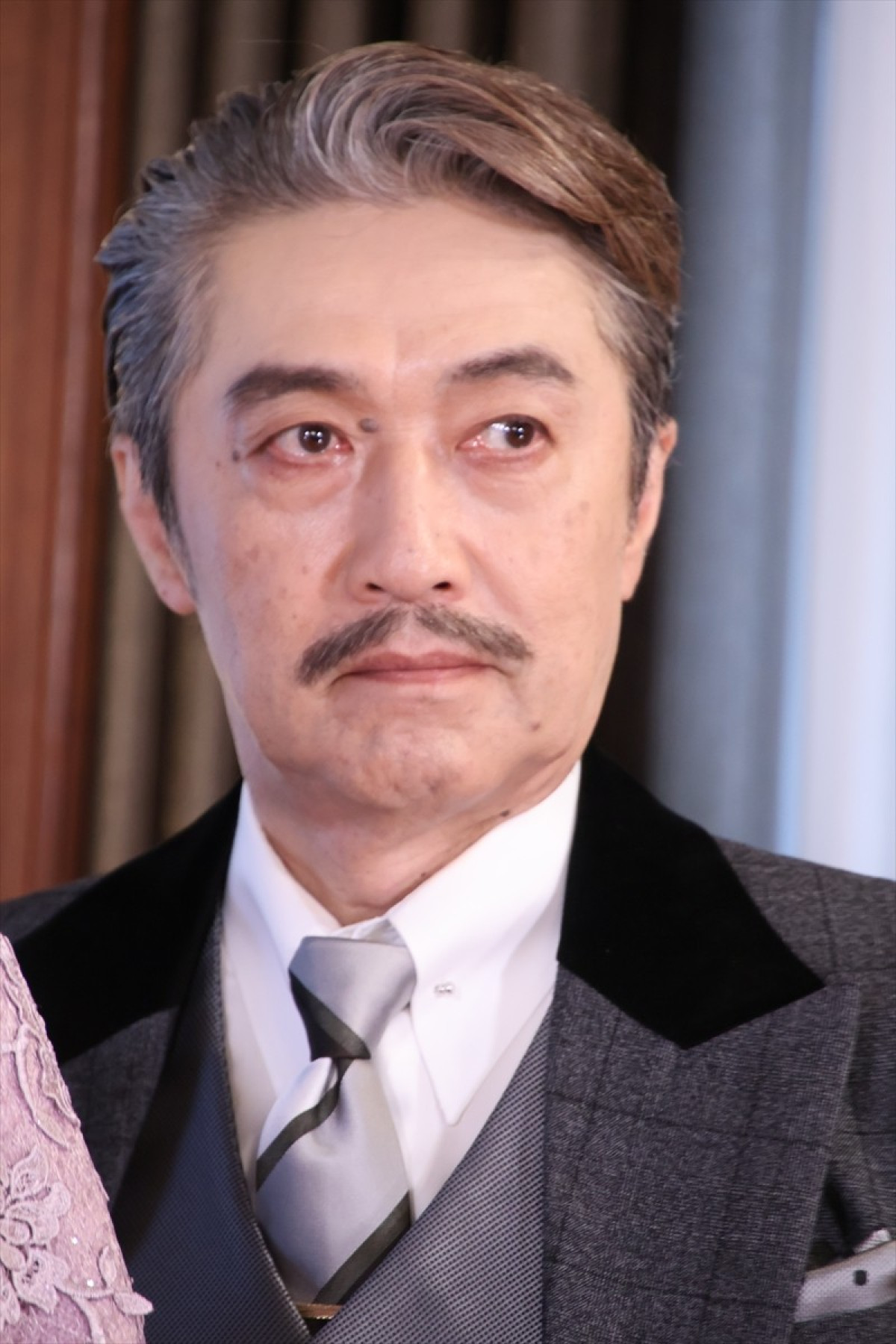 三浦宏規＆上白石萌音、舞台となるランベスでの2ショット公開　巨大パネルに苦笑い