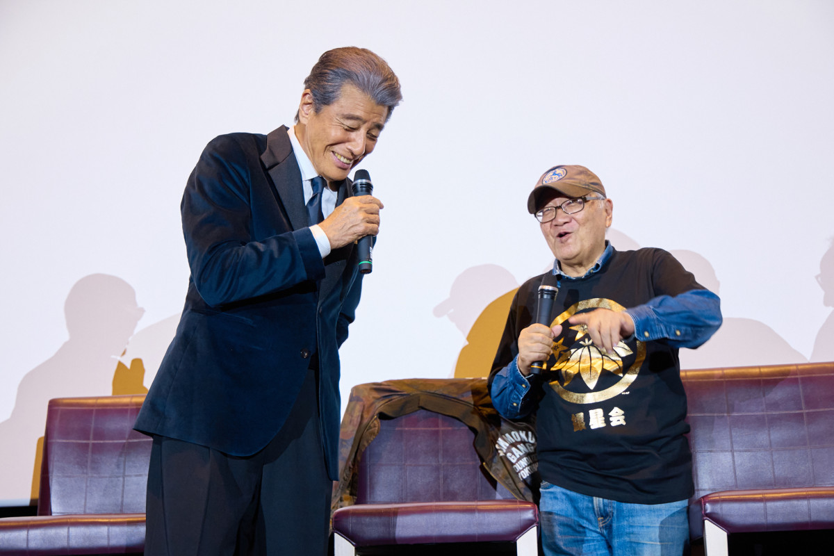 舘ひろし、横浜赤レンガ倉庫にサプライズ登場　『あぶ刑事』40周年「熱い思いです」