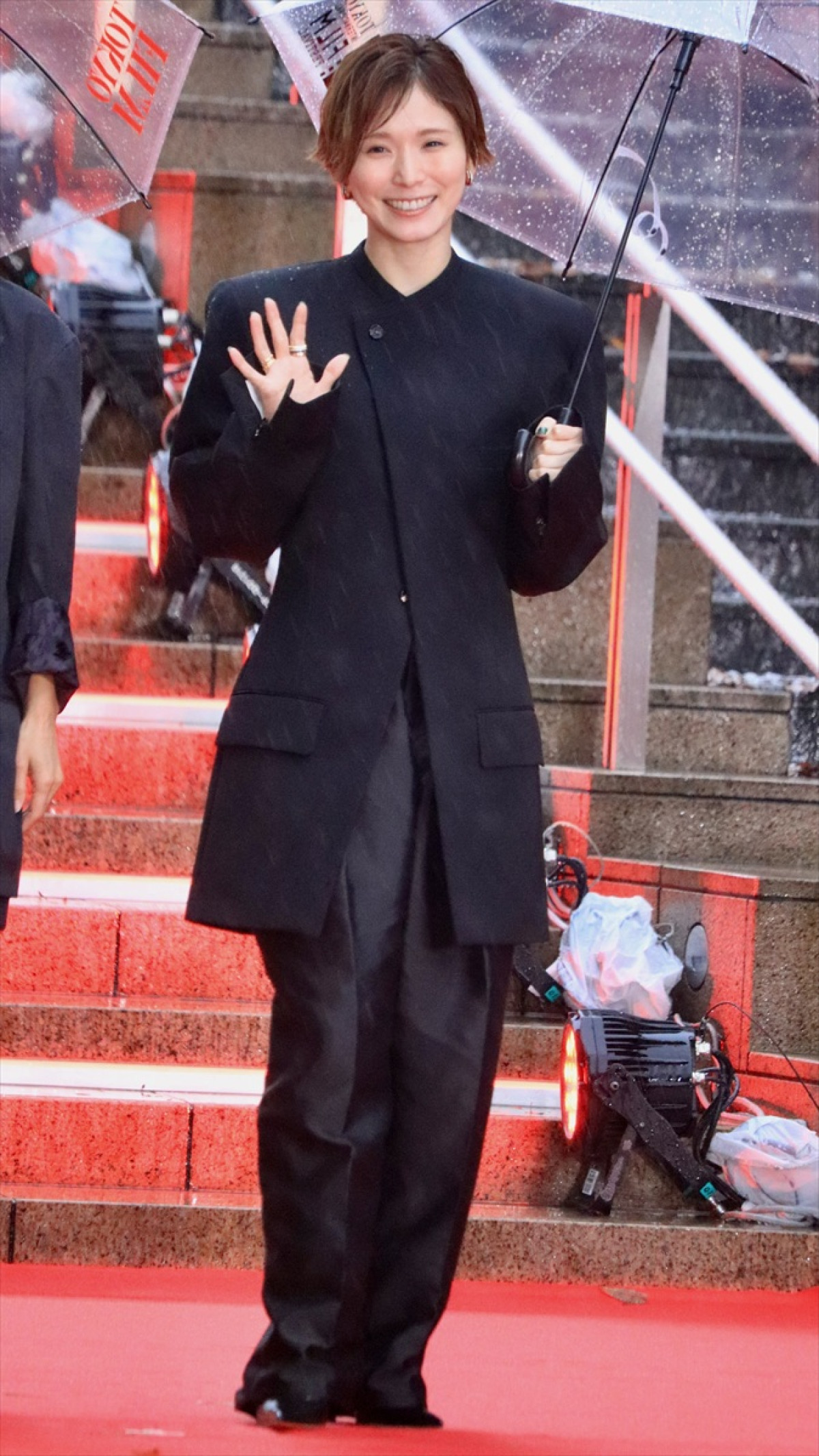 松岡茉優、三島有紀子監督をエスコート！　ジャケット＆パンツスタイルで登場＜第39回東京国際映画祭＞