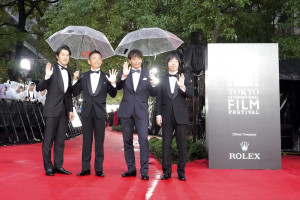 第39回東京国際映画祭のレッドカーペットに登場した『サッカー日本代表 FIFAワールドカップ2026 「最高の景色」への挑戦 ONE CREATURE 2nd Leg』より（左から）プロデュース・矢花宏太、ウカスカジーのGAKU‐MC、宮本恒靖、岸枢宇己監督