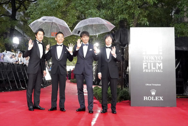 第39回東京国際映画祭のレッドカーペットに登場した『サッカー日本代表 FIFAワールドカップ2026 「最高の景色」への挑戦 ONE CREATURE 2nd Leg』より（左から）プロデュース・矢花宏太、ウカスカジーのGAKU‐MC、宮本恒靖、岸枢宇己監督
