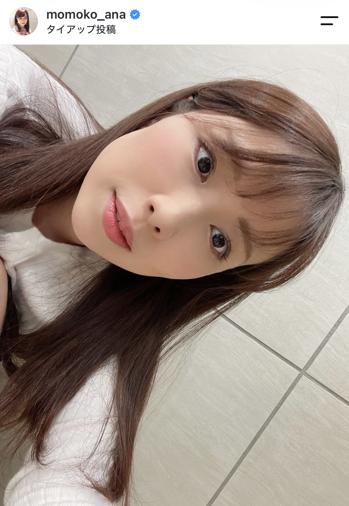 38歳美人アナ、白ニットの大人かわいい秋コーデに反響