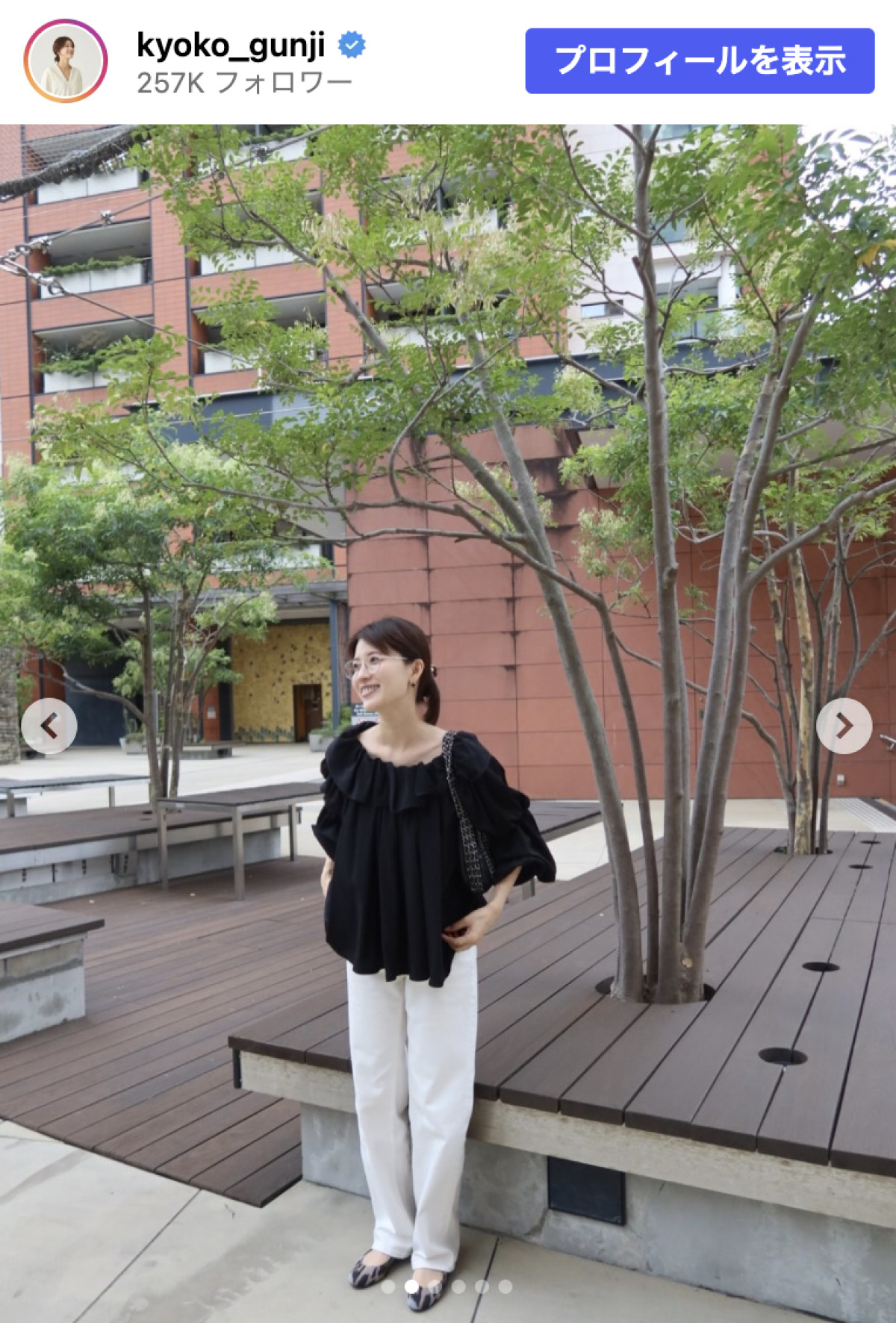 郡司恭子、スレンダーなパンツスタイルを披露　※「郡司恭子」Instagram