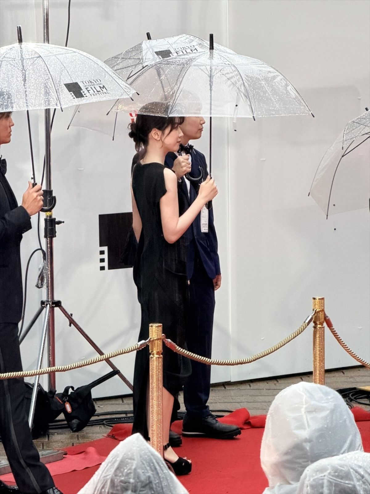 永野芽郁、ボディライン引き立てる上品ドレスで登場＜第39回東京国際映画祭＞