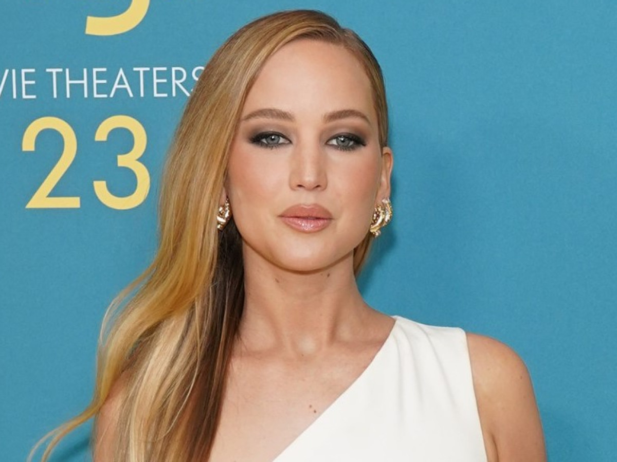 ジェニファー・ローレンスが豊胸手術を公表　フェイスリフトの計画も