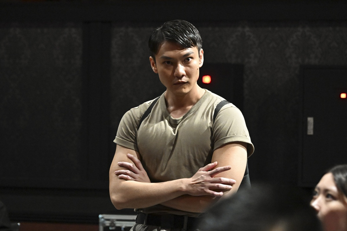 『VIVANT』“ノコル”二宮和也「お前誰だ？」“F”堺雅人との“にらみ合い”に騒然「顔が近すぎる…」「キスしそう」