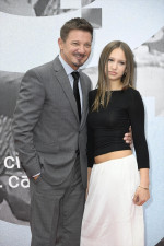 ジェレミー・レナー、13歳の愛娘アヴァとレッドカーペットに登場