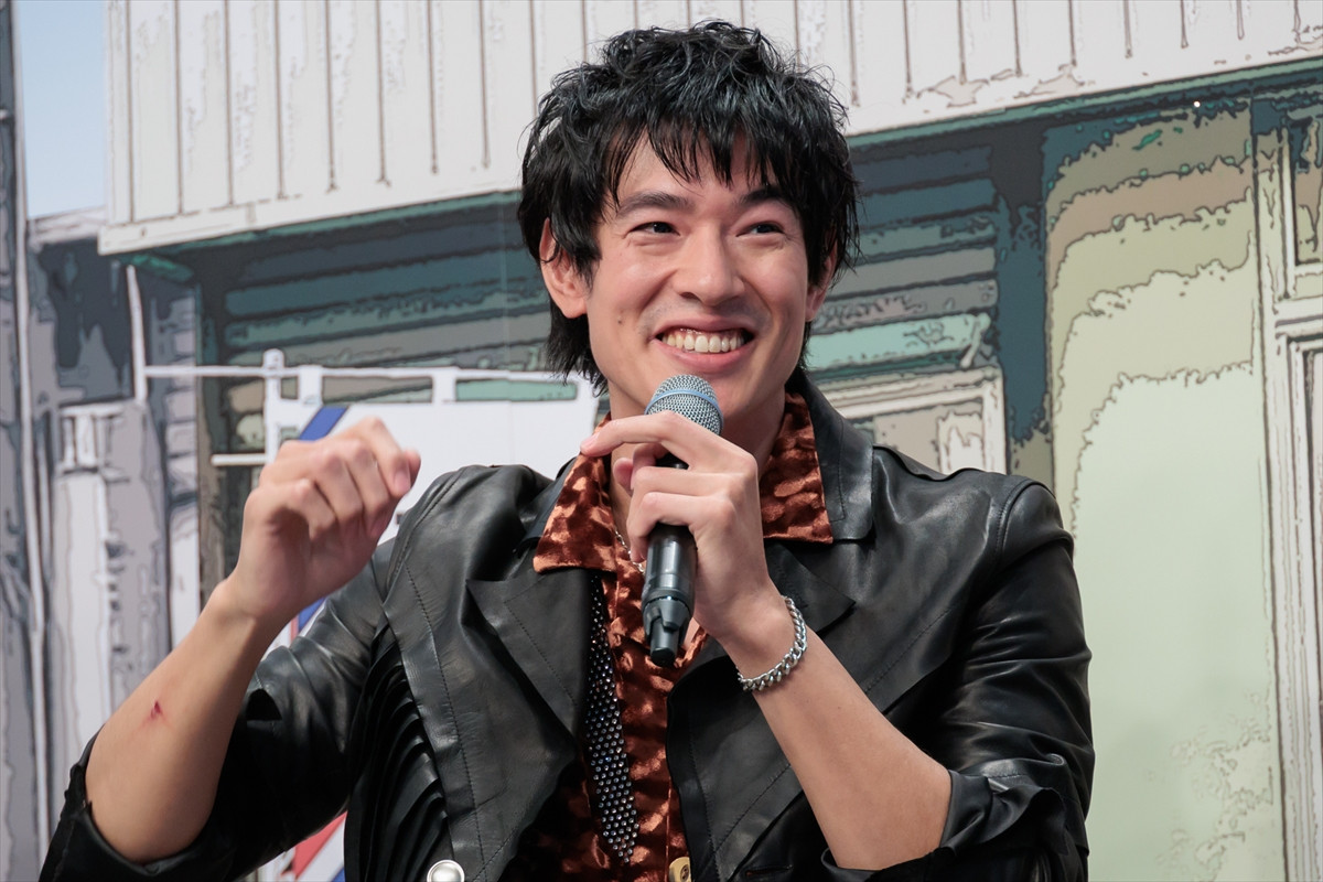 中島歩、記者会見中の寸劇で流血　超特急・草川拓弥「熱量ある方なので…」