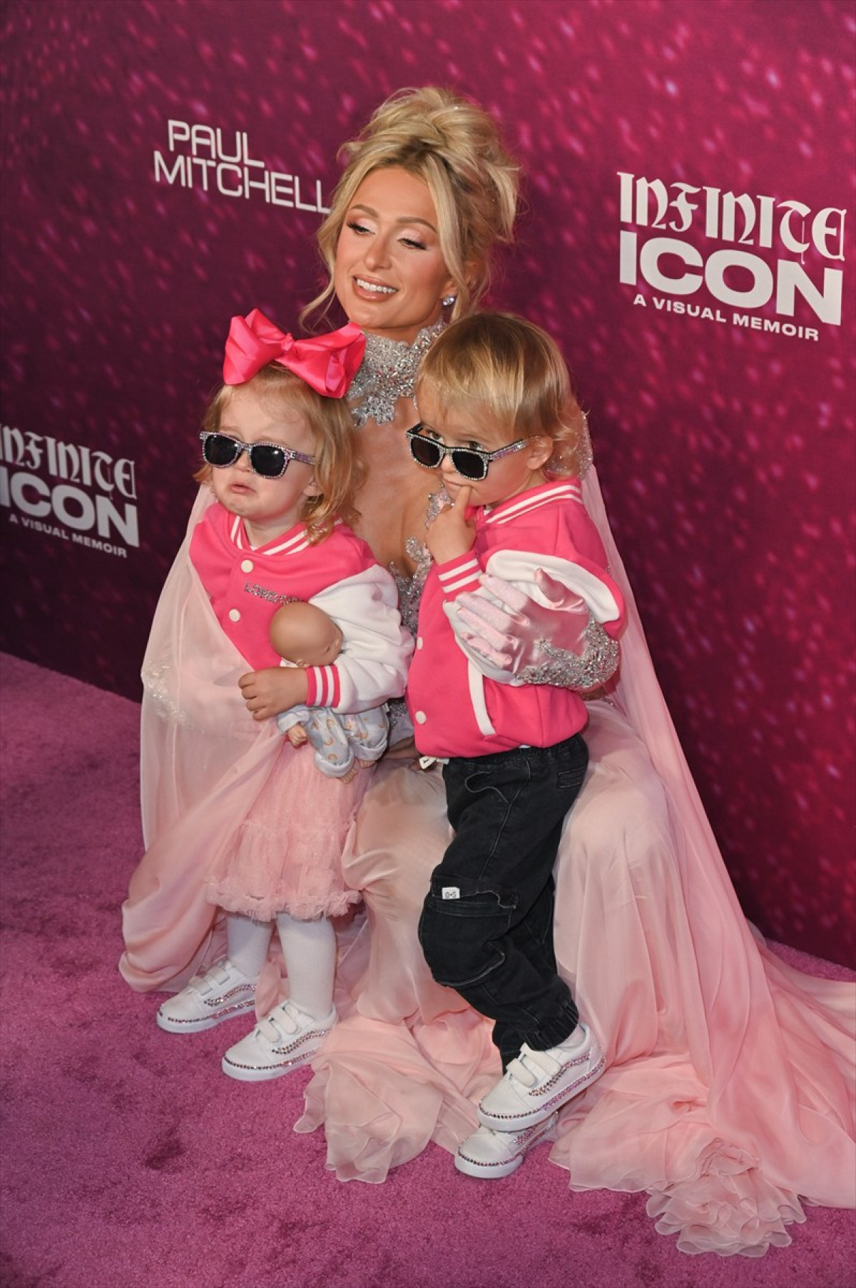 パリス・ヒルトン、自身のドキュメンタリー映画のプレミアに夫＆子どもたちと登場！