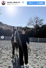 大沢たかお、馬にそっと寄り添うオフショット　※「大沢たかお」インスタグラム