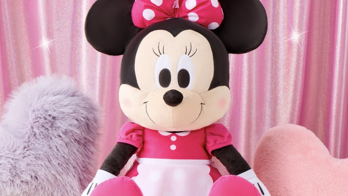 ミニーマウスたち”のナムコ限定プライズが登場！ おそろい衣装の