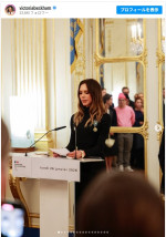 仏芸術文化勲章を授与されたヴィクトリア・ベッカム　※「ヴィクトリア・ベッカム」インスタグラム