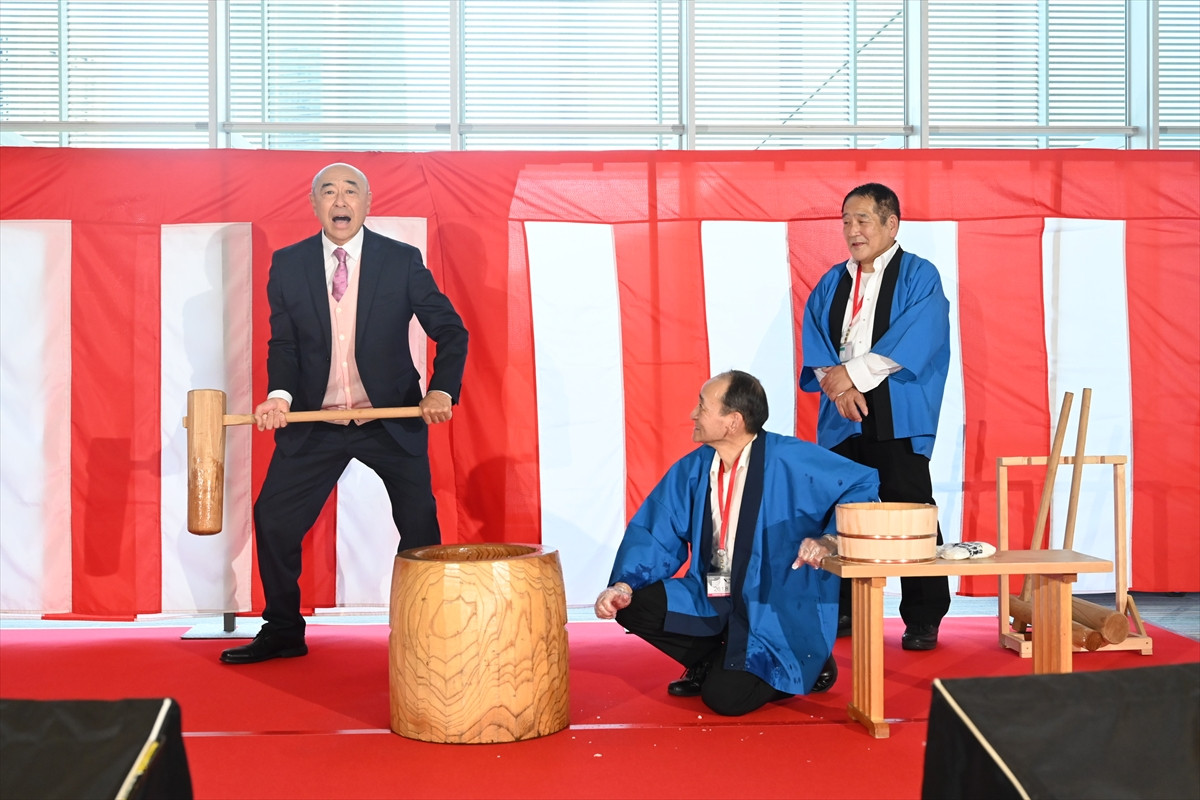 松嶋菜々子、約10kgの杵で餅つき　「全然大丈夫」と余裕の表情
