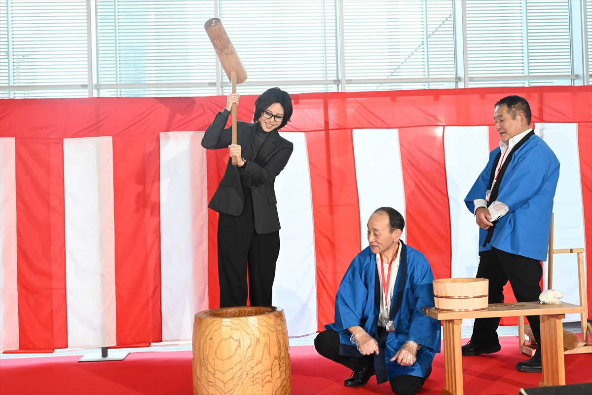 『おコメの女 -国税局資料調査課・雑国室-』餅つきイベントの様子