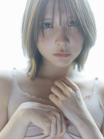 あまつまりな5th写真集（タイトル未定）より　少女のようなピュアな表情、そしてトップスをたくし上げると…。美しいアンダーバストラインが眩しい。