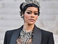 テヤナ・テイラー、超大胆シースルードレスでパリ・ファッションウィークに降臨