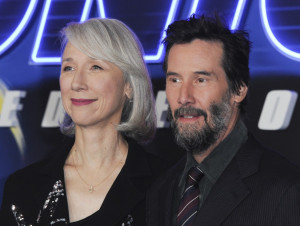 キアヌ・リーヴスと恋人アレクサンドラ・グラントのスケートデートが話題