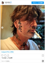 右ほほに刻んだ「眞実」　※「トミー・リー」インスタグラム（＠tommylee）