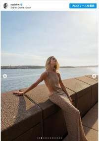 ゴールドのカットアウトドレスをまとったロージー・ハンティントン＝ホワイトリー　※「ロージー・ハンティントン＝ホワイトリー」Instagram