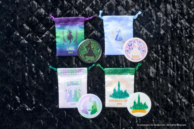 『ウィキッド 永遠の約束』グッズがコンビニで買える！　数量限定の「巾着」＆「缶ミラー」を用意