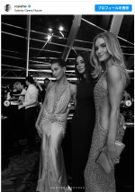 ゴールドのカットアウトドレスをまとったロージー・ハンティントン＝ホワイトリー　※「ロージー・ハンティントン＝ホワイトリー」Instagram