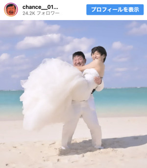 チャンス大城、千原ジュニアとの“ウエディングショット”を披露　※「チャンス大城」インスタグラム