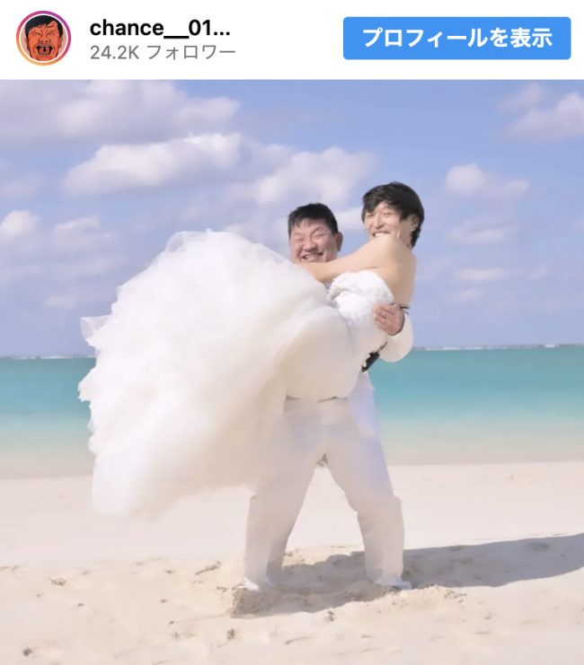 チャンス大城、千原ジュニアとの“ウエディングショット”を披露　※「チャンス大城」インスタグラム