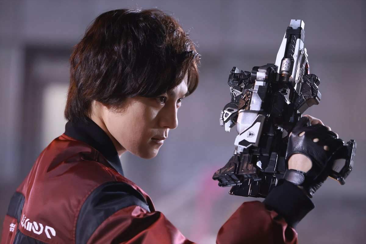 『超宇宙刑事ギャバン インフィニティ』第1話「赤いギャバン」、多元宇宙の平和を守る新ヒーロー誕生