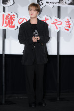 映画『神社 悪魔のささやき』公開記念舞台あいさつに登壇したジェジュン