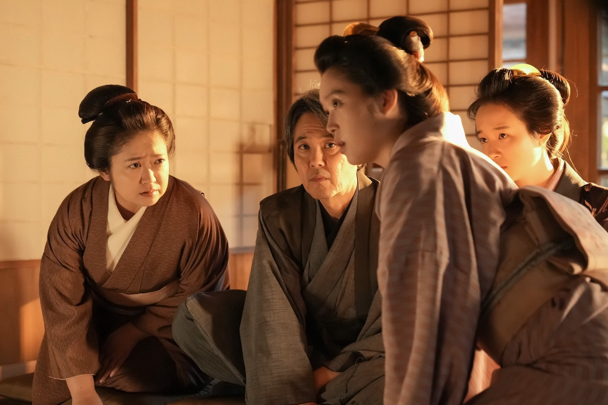 明日の『ばけばけ』“ヘブン”トミー・バストウ、“イセ”芋生悠たちから日本の言い伝えを聞く