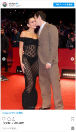 デュア・リパ、ボディが透けるドレスでベルリン国際映画祭に登場　婚約者カラム・ターナーをサポート　※「デュア・リパ」Instagram