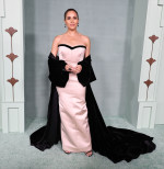 メーガン妃、往年のハリウッドを思わせるクラシカルドレスで登場