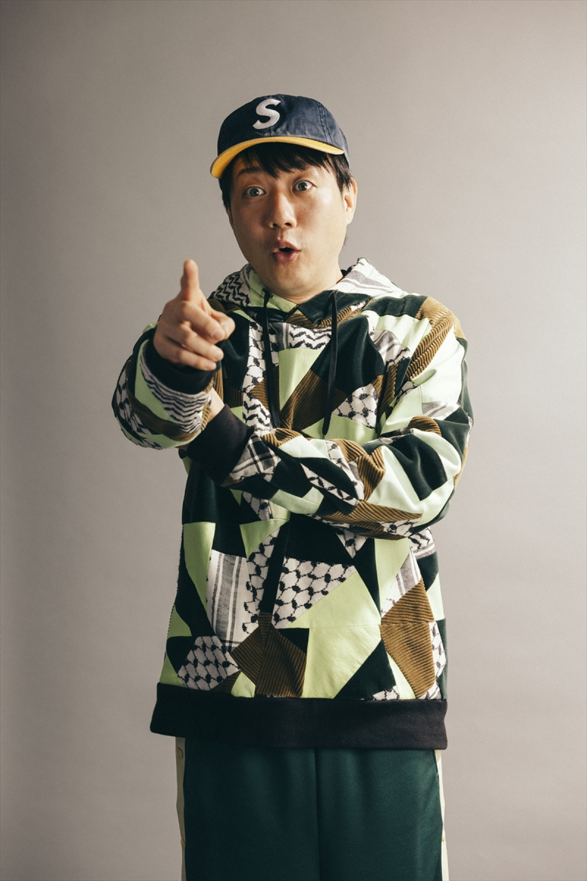 松岡昌宏『はがきの王様』メインビジュアル解禁　松田好花、ピエール瀧らのソロショットも