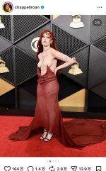 グラミー賞で話題騒然となったドレス姿　※「チャペル・ローン」インスタグラム