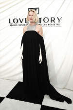 ナオミ・ワッツ、エレガントなドレス姿でレッドカーペットに登場