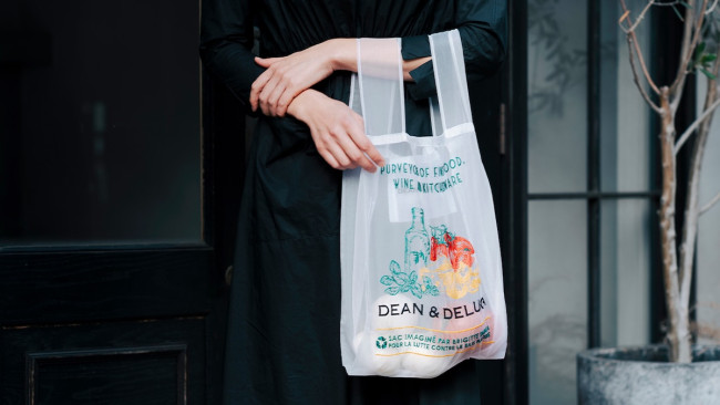 写真）「DEAN ＆ DELUCA」のルーツを刺しゅうした“オーガンジーバッグ